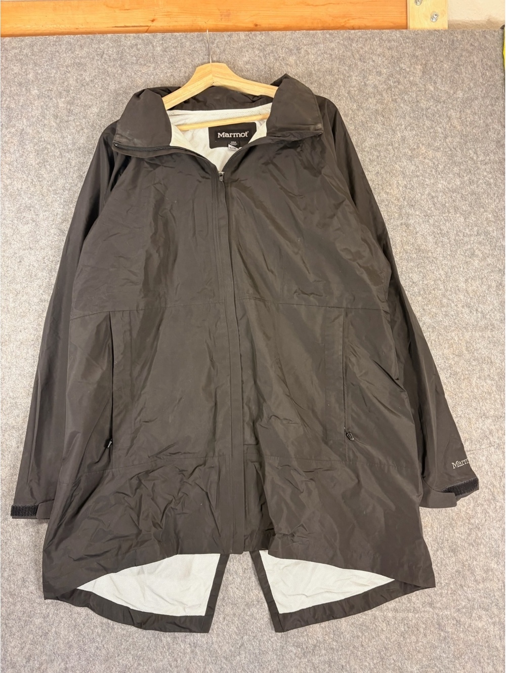 Marmot dark hooded rain jacket Mens Size XL